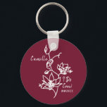 Llavero Rustic Marcela I Do Crew Bridesmaid<br><div class="desc">La floral botánica contra el rústico color burdeos marsala hace un regalo destacado para la dama de honor para su fiesta nupcial. Fácilmente personalizar con el nombre y la fecha de evento de su elección. Regalo por la fiesta de la soltera, la fiesta de las novias, la dama de honor...</div>