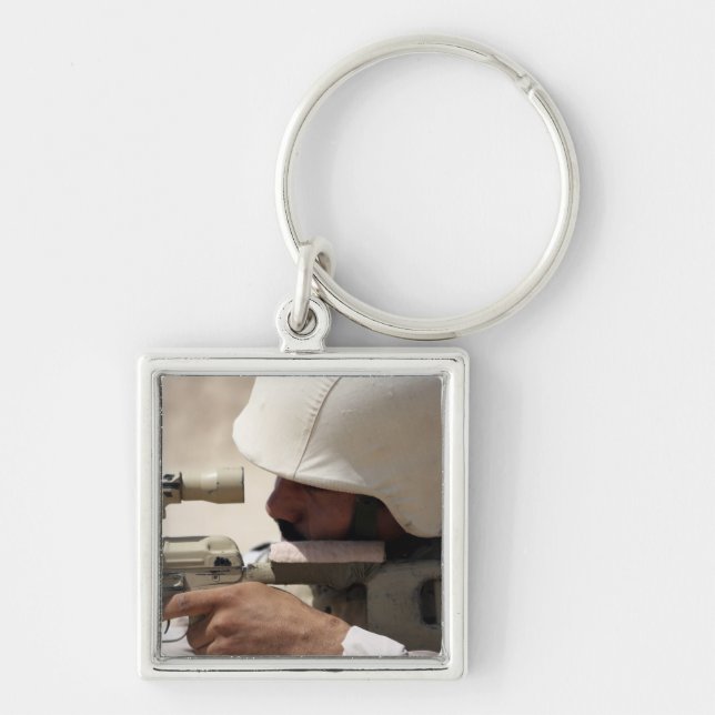 Llavero Sargento del ejército iraquí mira a distancia (Frente)