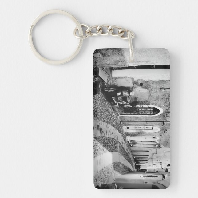 Llavero Scooter en una calle de Italia en blanco y negro (Frente)