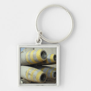 Llavero Seis bombas GBU-12 se sientan en un estante