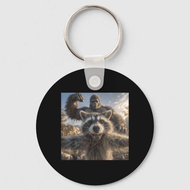 Llavero Selfie divertido de mapache con Bigfoot Sasquatch  (Anverso)