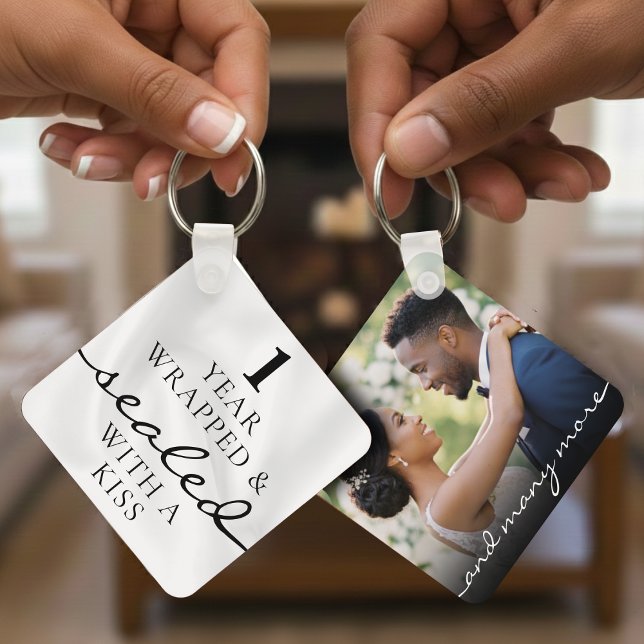 Llavero Sellado con un beso Blanco 1er cumpleaños aniversa (Sealed with a Kiss White 1st Birthday Anniversary Keychain
)