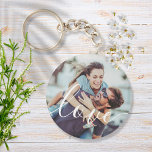 Llavero Sencilla y elegante foto de pareja de guiones<br><div class="desc">Personaliza tu foto favorita de tu pareja,  con un hermoso tipo de letra blanca con la palabra amor,  creando un recuerdo único y un regalo para el tesoro! Perfecto para regalos a favor de la boda. Diseñado por Thisisnotme©</div>