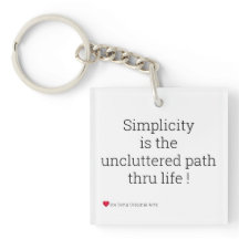 Sencillez negro en la cadena de claves blanca