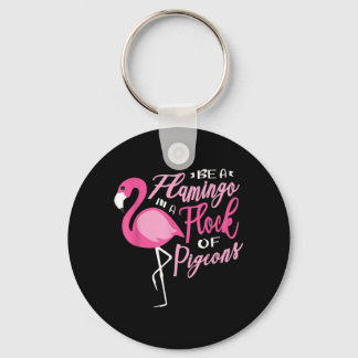 Llavero Ser un flamenco en un rebaño de palomas para un fl