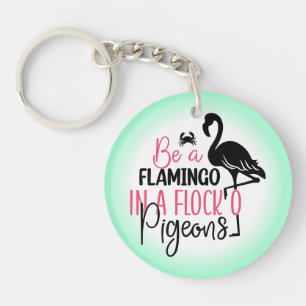 Llavero Ser un flamenco en una bandada de palomas