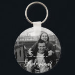 Llavero ¿Serás mi Bridesman Photo Keyring?<br><div class="desc">Minimalista y moderno serás mi anillo de claves de novia. El texto y los mensajes se pueden editar en la parte posterior de la tarjeta. Para una personalización más avanzada de este diseño, por ejemplo, cambiar el diseño, el tamaño de letra o el tamaño del texto, haga clic en el...</div>