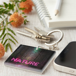 Llavero Signo de neón magenta de la naturaleza misteriosa 