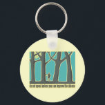 Llavero Silencio forestal<br><div class="desc">SILENCIO FORESTAL. Cita famosa: "No hables a menos que puedas mejorar el silencio". Sorprendente imagen de un humano enano por los árboles gigantes de un bosque de crecimiento antiguo. Diseño único para todos los que les encanta estar en el exterior y escuchar el hermoso sonido del silencio de un gran...</div>