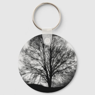 Llavero Silueta de árbol frente a una luna llena
