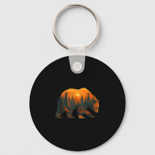 Llavero Silueta de oso con paisaje forestal y puesta de so