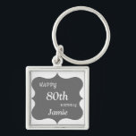 Llavero Silver y Grey Happy 80th Birthday personalizado<br><div class="desc">Elegante regalo personalizado de cadena de claves Silver y Grey Happy 80th Birthday.</div>