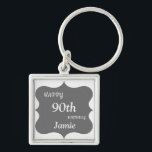Llavero Silver y Grey Happy 90th Birthday personalizado<br><div class="desc">Elegante regalo personalizado de cadena de claves Silver y Gray Happy 90th Birthday.</div>