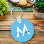Llavero simple azul verde azulado moderno Monograma girato<br><div class="desc">Esta elegante cadena de teclas presenta una estética limpia y contemporánea con un vibrante esquema de color azul celeste. Personalízalo con tu monograma para añadir un toque de individualidad a tus necesidades básicas cotidianas. Perfecto para mantener sus claves organizadas y fácilmente identificables, esta elegante cadena de teclas de monograma combina...</div>