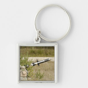 Llavero soldados disparando una MGF-148 Javelin