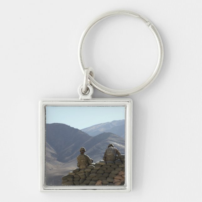 Llavero soldados manejan equipo de comunicaciones (Frente)