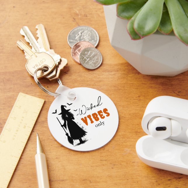 Llavero "Solo con vibraciones malvadas" - Bruja negra de H (Escritorio )