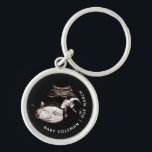 Llavero Sonograma de bebé de embarazo Fotografía de ultras<br><div class="desc">Embarazo Sonograma Ultrasonido Foto Nueva cadena de mamá Puede ser totalmente personalizada para satisfacer sus necesidades. © Gorjo Designs. Hecho para ti a través de la plataforma Zazzle. // Nota: la foto utilizada es sólo una imagen de marcador de posición. Tendrá que reemplazarlo con su propia foto antes de pedir/...</div>