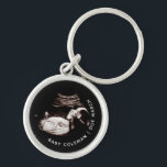 Llavero Sonograma de bebé de embarazo Fotografía de ultras<br><div class="desc">Embarazo Sonograma Ultrasonido Foto Nueva cadena de mamá Puede ser totalmente personalizada para satisfacer sus necesidades. © Gorjo Designs. Hecho para ti a través de la plataforma Zazzle. // Nota: la foto utilizada es sólo una imagen de marcador de posición. Tendrá que reemplazarlo con su propia foto antes de pedir/...</div>