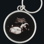 Llavero Sonograma de bebé de embarazo Fotografía de ultras<br><div class="desc">Embarazo Sonograma Ultrasonido Foto Nueva cadena de mamá Puede ser totalmente personalizada para satisfacer sus necesidades. © Gorjo Designs. Hecho para ti a través de la plataforma Zazzle. // Nota: la foto utilizada es sólo una imagen de marcador de posición. Tendrá que reemplazarlo con su propia foto antes de pedir/...</div>