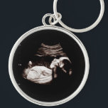 Llavero Sonograma de bebé de embarazo Fotografía de ultras<br><div class="desc">Embarazo Sonograma Ultrasonido Foto Nueva cadena de mamá Puede ser totalmente personalizada para satisfacer sus necesidades. © Gorjo Designs. Hecho para ti a través de la plataforma Zazzle. // Nota: la foto utilizada es sólo una imagen de marcador de posición. Tendrá que reemplazarlo con su propia foto antes de pedir/...</div>
