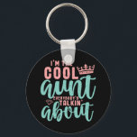 Llavero Soy la tía de Guay de la que todo el mundo está ha<br><div class="desc">Dulce y lindo diseño de tía para tu tía favorita, la tía más genial del planeta y la mejor hermana del mundo. Mercadería de tía de Guay para los que tienen sobrinas y sobrinos lindos. Este tema también se adapta a la ducha de bebé de su hermana o a la...</div>