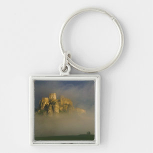 Llavero Spissky hrad en niebla, Eslovaquia 2