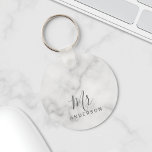 Llavero Sr. y Sra. | Elegante Boda de escritura moderna de<br><div class="desc">"Mr. and Mrs." Elegante Marble Blanco Guión moderno Regalo de pareja personalizado Perfecto como regalos de boda para recién casados,  regalos de aniversario boda,  regalos El día de San Valentín y regalo para cualquier ocasión.</div>