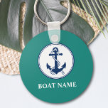 Llavero Su Anclaje de nombre de barco y pista<br><div class="desc">Una cadena de claves con temática náutica personalizada con el nombre de tu barco, el apellido u otro texto deseado. Este diseño único presenta un emblema de ancla de barco hecho en personalizado con cuerda en azul marino clásico y acentuado en un círculo blanco de moda todo sobre un fondo...</div>