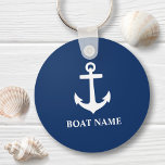 Llavero Su nombre de barco Anchor Azul<br><div class="desc">Una cadena de claves con temática náutica personalizada con el nombre de tu barco, el apellido u otro texto deseado. Este diseño único presenta un emblema de ancla de barco clásico hecho por un personalizado de color blanco sobre un fondo azul marino. Si es necesario, el color de fondo se...</div>