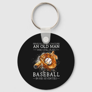 Llavero Subestimar a un anciano que juega béisbol 