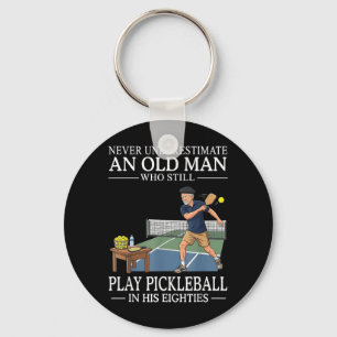 Llavero Subestimar al viejo que juega pickleball ochenta