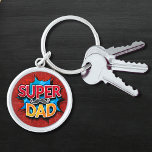 Llavero Super Dad Mustache Modern Grunge<br><div class="desc">Super Dad Mustache Modern Grunge Keychain presenta el texto "Super Dad" en la tipografía moderna de color rojo y amarillo sobre un fondo de color azul y rojo con acento de bigote. Regalos para papá por cumpleaños,  Día del Padre,  Navidades,  vacaciones y más. Creado por Evco Studio www.zazzle.com/store/evcostudio</div>