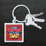 Llavero Super Dad Mustache Modern Grunge<br><div class="desc">Super Dad Mustache Modern Grunge Keychain presenta el texto "Super Dad" en la tipografía moderna de color rojo y amarillo sobre un fondo de color azul y gris rojo acentuado con un bigote. Regalos para papá por cumpleaños,  Día del Padre,  Navidades,  vacaciones y más. Creado por Evco Studio www.zazzle.com/store/evcostudio</div>