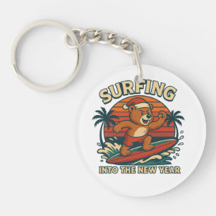 Llavero Surfeando hacia el Año Nuevo - Oso Retro de los 80
