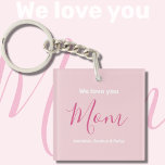 Llavero Te Ama Mamá Rosa Minimalista<br><div class="desc">Te Ama Mamá Diseño Minimalista Rosa. Tipografía dulce, femenina, simple, moderna y elegante. El texto es "Te queremos", "Mamá" y "Tus Nombres". Todo el texto puede cambiarse fácilmente a sus propios y encantadores mensajes. ¡Ordene hoy este tierno llavero para expresar su amor y gracias a su esposa, mamá, abuela y...</div>