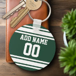 Llavero Team Jersey con nombre y número personalizados<br><div class="desc">Colores verdes y blancos — Si eres propietario de un equipo de Fantasía,  ¡haz tus propios productos y muéstrales a tus amigos! O - ¿Juegas al fútbol de secundaria y quieres un recuerdo? Este diseño jersey es perfecto para cualquiera que juegue deportes.</div>