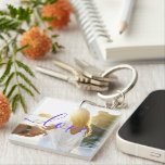Llavero Texto personalizado de foto y guión<br><div class="desc">Crea tu propia cadena de teclas de texto blanco para fotos y guiones personalizada con esta plantilla elegante,  moderna y sencilla de keychain. Solo agrega tus fotos y texto. Haz que tu propio collage de fotos sea perfecto como regalos personalizados por mostrar tu amor.</div>