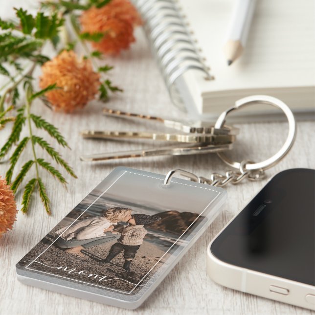 Llavero Texto personalizado simple de mamá con foto (Frente Derecha)