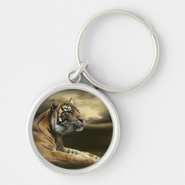 Llavero Tigre que mira y que se sienta debajo del cielo (Frente)