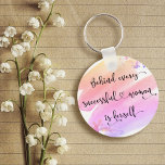 Llavero Tipografía exitosa de la Moda acuarela rosa de la<br><div class="desc">"Detrás de cada mujer exitosa está ella misma". Entonces, ¿quién necesita al Príncipe Encantador? Haz tu propio "feliz siempre después" y abraza el "poder chica" cada vez que usas este elegante y colorido keychain feminista inspirador de acrílico con tipografía de escritura dulce manuscrita negra sobre un salpicón de color amarillo,...</div>
