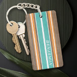 Llavero Tiras de Surfboard Vintage - Suave fondo de madera<br><div class="desc">Un diseño de rayas retro y colorido en azul acuático y naranja sobre un fondo falso de madera. Un diseño vintage de rayas de surf con un toque playero y surfista. Añade tu nombre o monograma para hacer de esto un caso de teléfono personal que destacará entre tus amigos. El...</div>