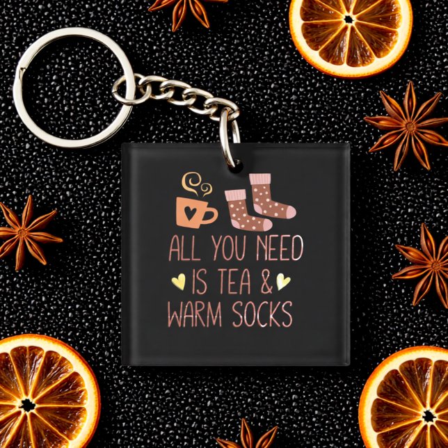 Llavero Todo lo que necesitas es té y calcetines calientes (All You Need Is Tea & Warm Socks – Cozy Quote Keychain)