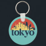 Llavero Tokyo Japan City Skyline Retro Cityscape Art<br><div class="desc">Diseño de ciudad de estilo vintage y retro con un hermoso paisaje, atracción turística y arte de paisajes urbanos. rascacielos Guay y artículos de ilustracion de silueta de construcción para turistas y viajeros. Perfecto como recuerdo para volver a casa cuando viaja por el mundo. Guarde la memoria de sus viajes...</div>