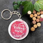Llavero Trabajar nueve en vino<br><div class="desc">La cadena de teclas de botón redondo incluye el divertido texto "Trabajar Nueve a Vino" en una tintura de vino tinto. Las cadenas clave hacen regalos memorables para la familia y los amigos o crean para ustedes mismos.</div>