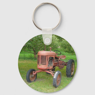 Llavero Tractor antiguo en la huerta