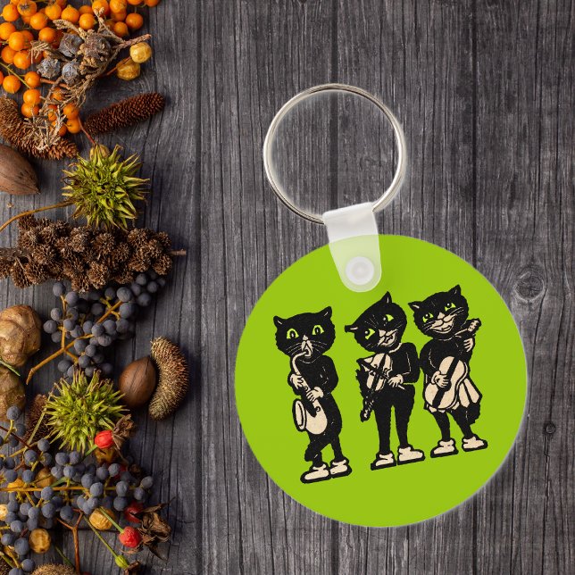 Llavero Tres claves musicales de gatos (Three black cat musicians playing musical instruments green eyes on green keychain.)