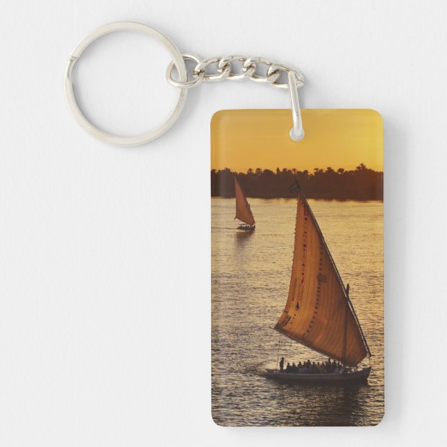 Llavero Tres falukas con turistas en el río Nilo en (Frente)