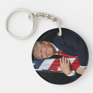 Llavero Trump 2020 abrazando la bandera estadounidense