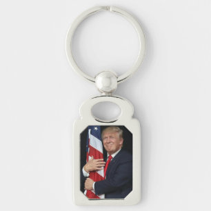 Llavero Trump abrazando la bandera